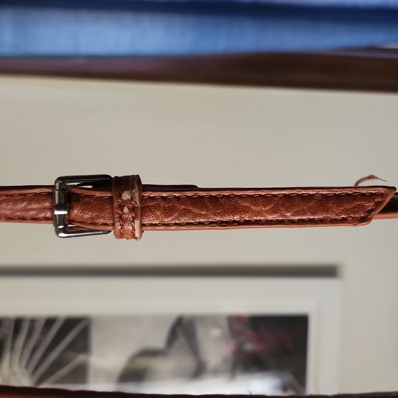 Elegant Tan Leather Crossbody Bag - Picture 5 of 6